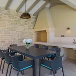 Dora - Summer Escape With Private Pool