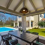 Dora - Summer Escape With Private Pool Poreč