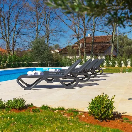 וילה Dora - Summer Escape With Private Pool פורץ
